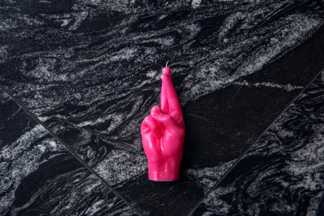 Crossed Fingers Rot von Candle Hand