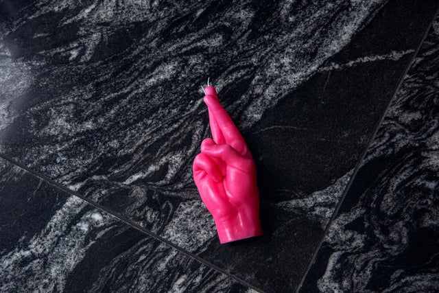 Crossed Fingers Rot von Candle Hand