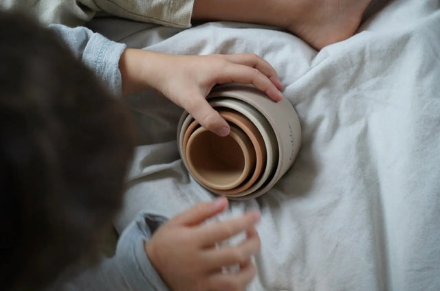 Becherstapler 5er Set Beige Silikon Montessori von Leo et Lea