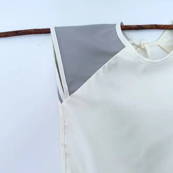 Vinklar Wasserdichte Schürze mit Tasche Nature von SKÅGFÄ