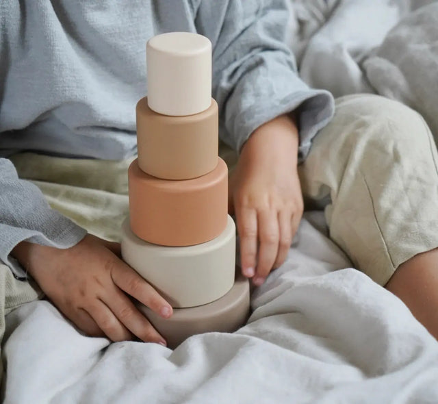 Becherstapler 5er Set Beige Silikon Montessori von Leo et Lea