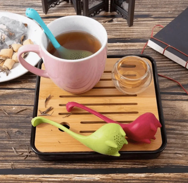 Baby Nessie Teesieb und Teefilter mit Griff rot von Ototo