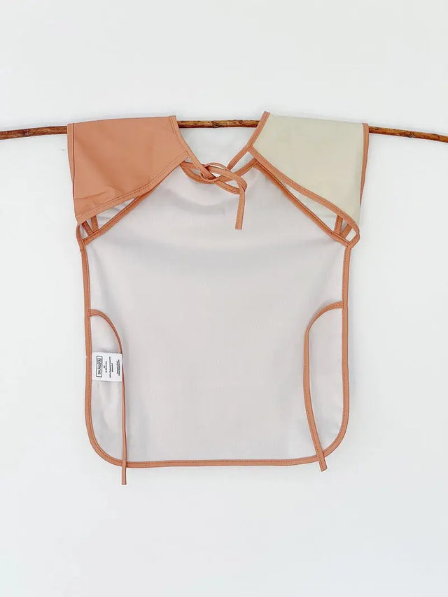 Vinklar Wasserdichte Schürze mit Tasche Terracotta von SKÅGFÄ