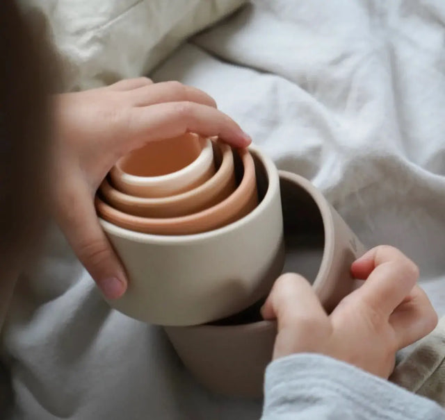 Becherstapler 5er Set Beige Silikon Montessori von Leo et Lea