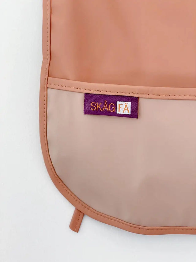 Vinklar Wasserdichte Schürze mit Tasche Terracotta von SKÅGFÄ