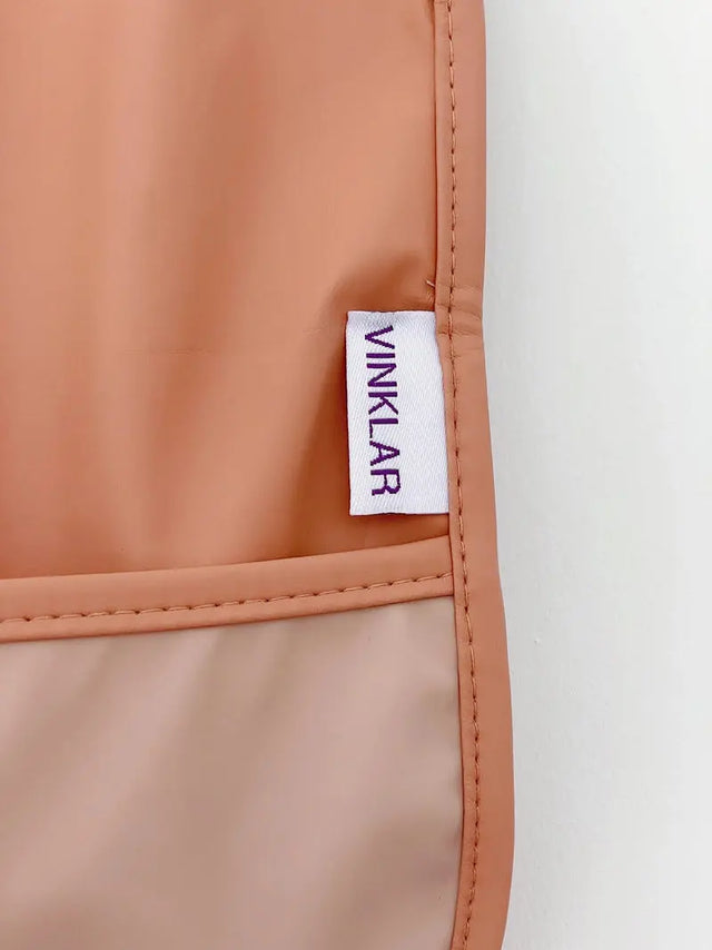 Vinklar Wasserdichte Schürze mit Tasche Terracotta von SKÅGFÄ