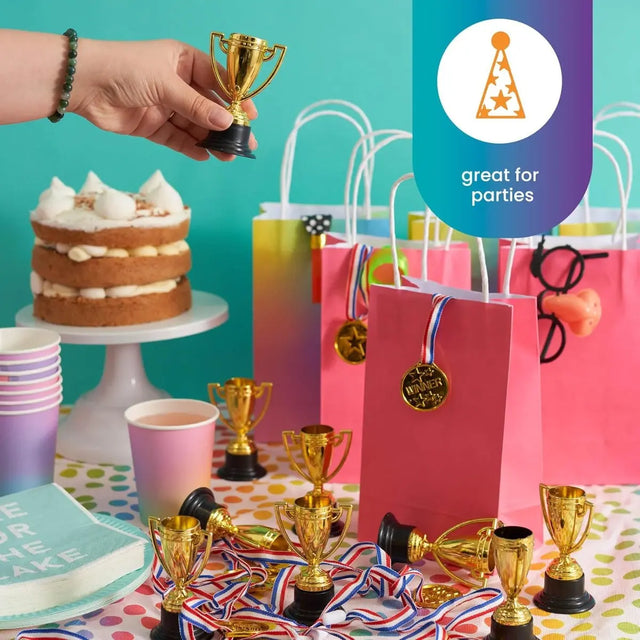 Spielzeug Medaillen & Pokal Trophäen 24 Stück von Twiddlers