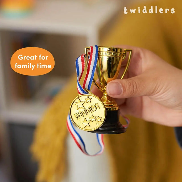 Spielzeug Medaillen & Pokal Trophäen 24 Stück von Twiddlers