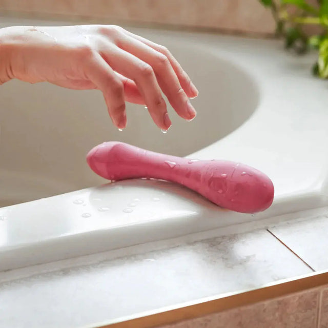 Arc G-Spot Vibrator Plum von Dame Products