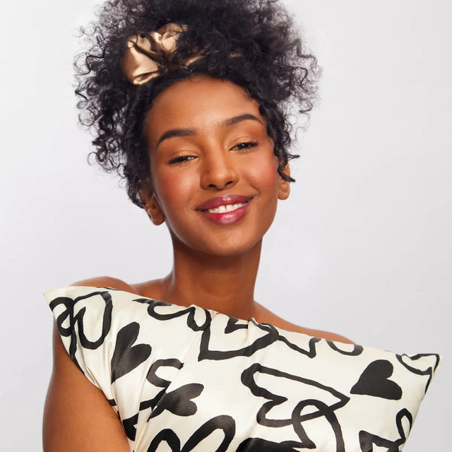 Satin Kissenbezug Queen Herzen von Kitsch