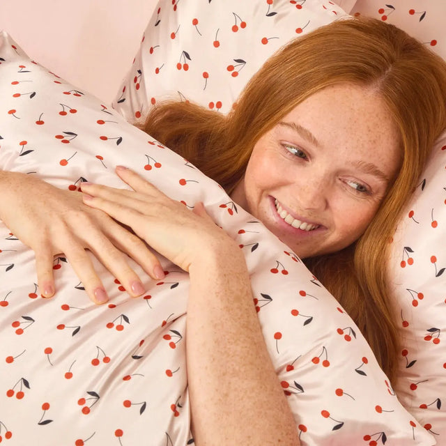 Satin Kissenbezug King Kirschen von Kitsch