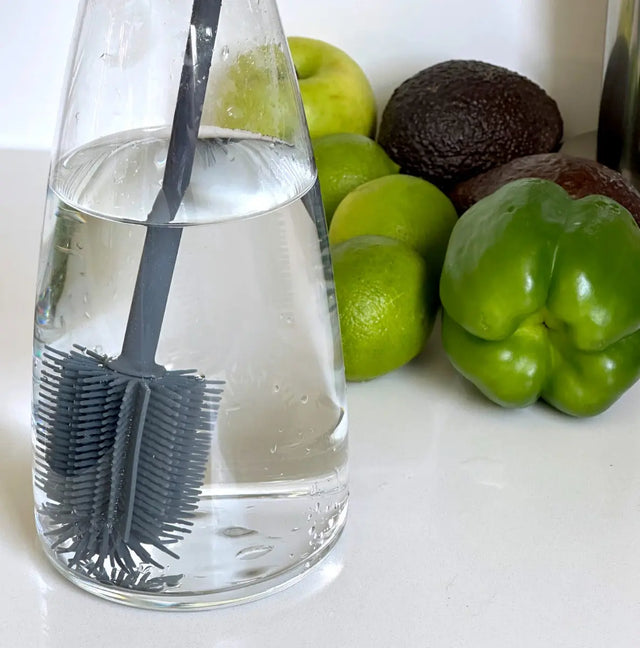 bottle.buddy Flaschenbürste basalt von Sanni Shoo