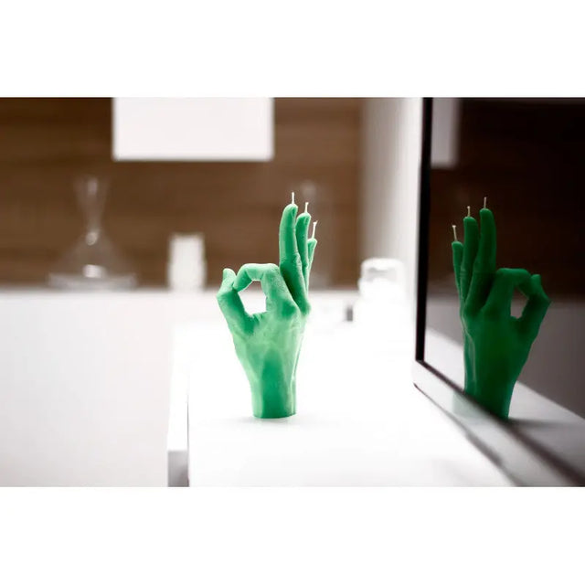 OK Rot von Candle Hand