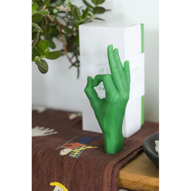 OK Rot von Candle Hand