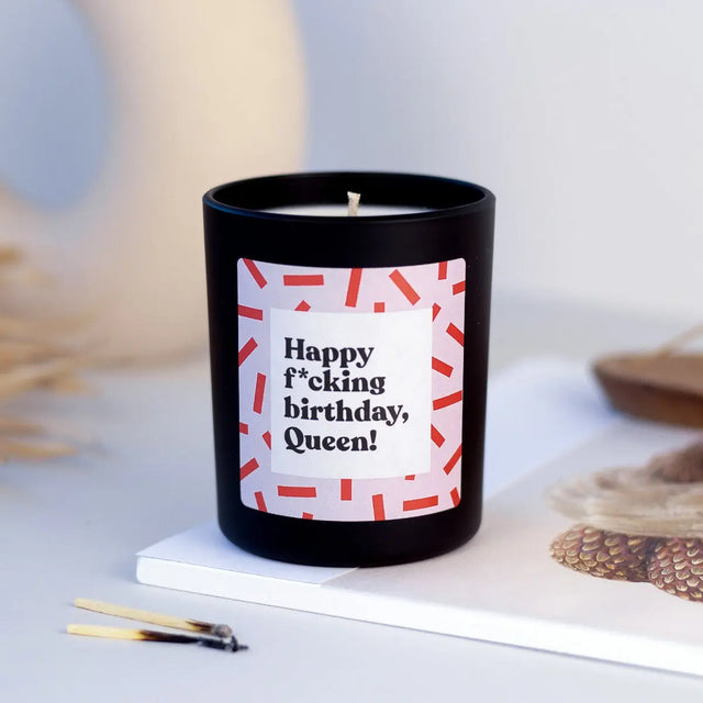 Duftkerze Schwarz Flowery Happy fcking birthday Queen von ChattyCandles