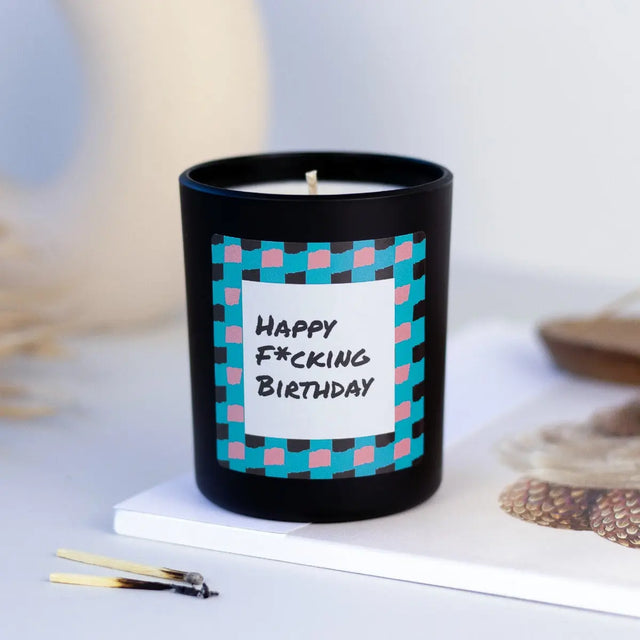 Duftkerze Schwarz Woody Happy fcking birthday von ChattyCandles