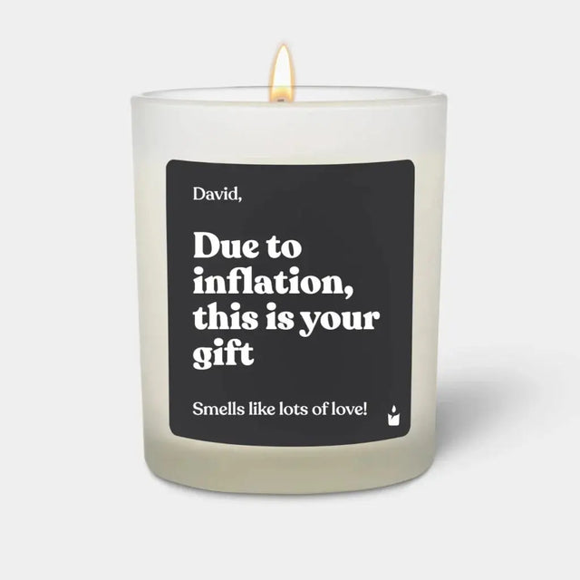 Duftkerze Weiss Woody Due to inflation, this is your gift von ChattyCandles