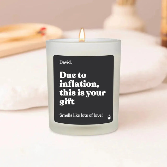 Duftkerze Weiss Woody Due to inflation, this is your gift von ChattyCandles