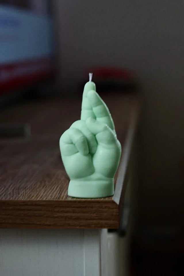 Baby Crossed Fingers Grün von Candle Hand