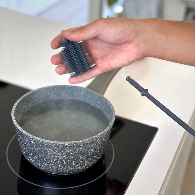 bottle.buddy Flaschenbürste basalt von Sanni Shoo