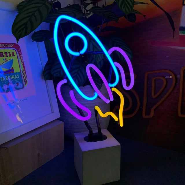 Glas Neon Tischlampe mit Betonsockel - Rakete von Locomocean