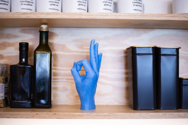 OK Rot von Candle Hand