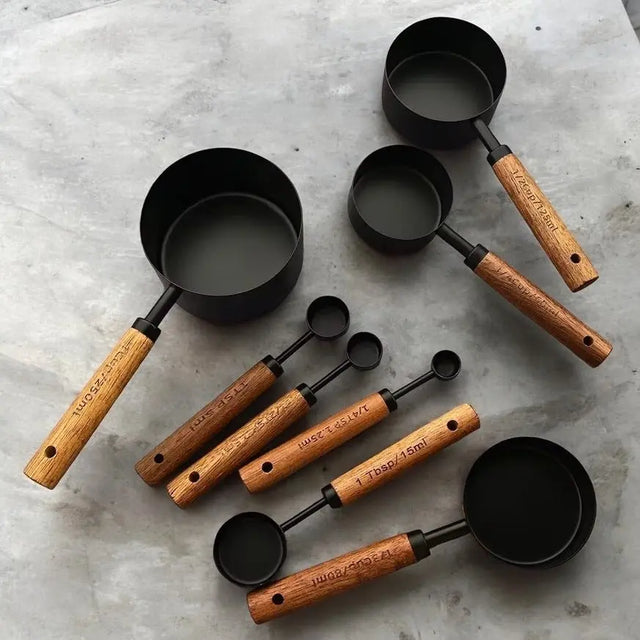 8 Teiliges Edelstahl Messbecher und Messlöffel mit Holzgriff Set Schwarz von Homerely