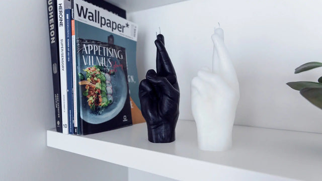 Crossed Fingers Rot von Candle Hand