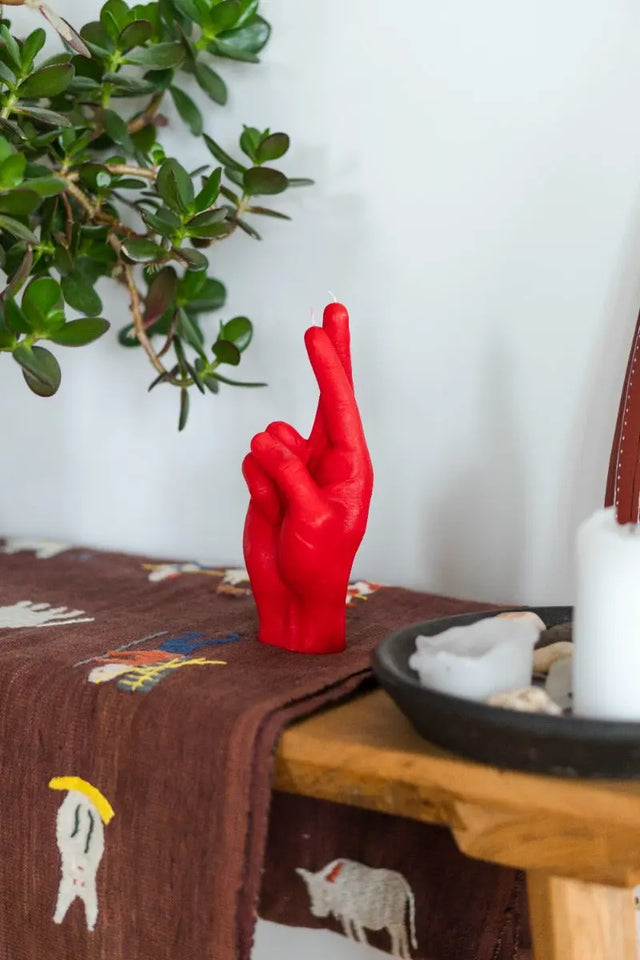 Crossed Fingers Rot von Candle Hand
