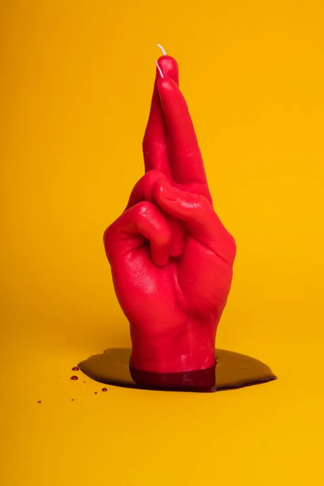 Crossed Fingers Rot von Candle Hand