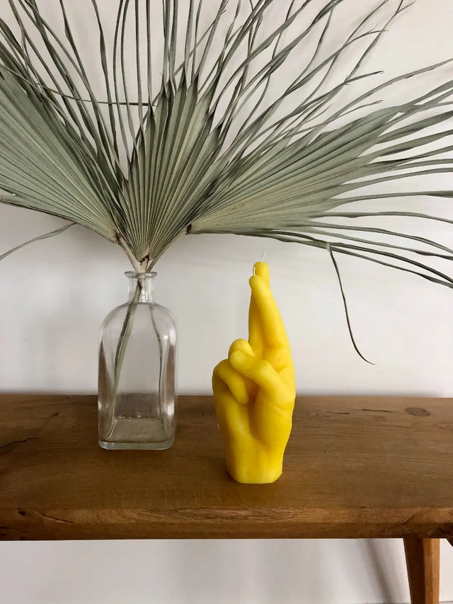 Crossed Fingers Rot von Candle Hand