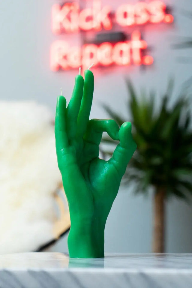 OK Rot von Candle Hand