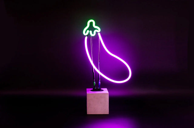 Glas Neon Tischlampe mit Betonsockel - Aubergine von Locomocean