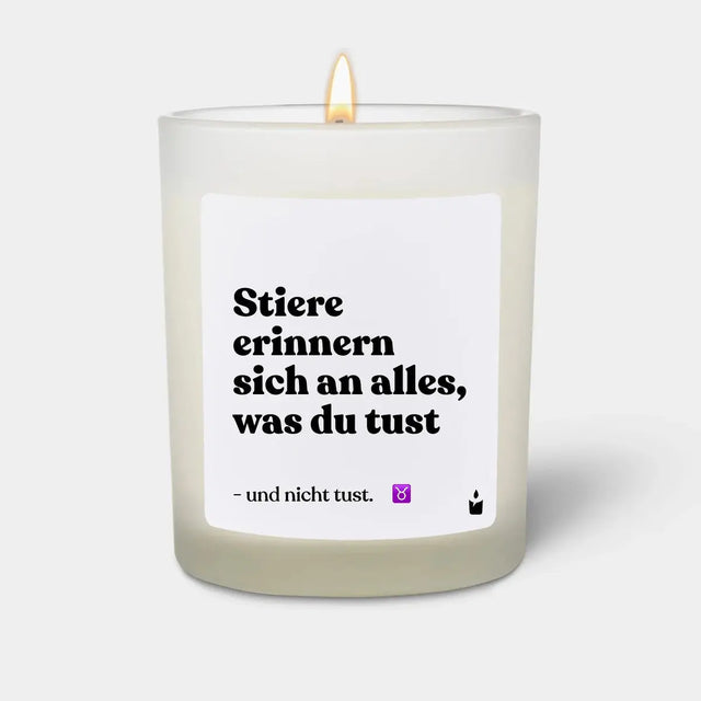 Duftkerze Weiss Woody Stiere erinnern sich an alles, was du tust - und nicht tust. von ChattyCandles