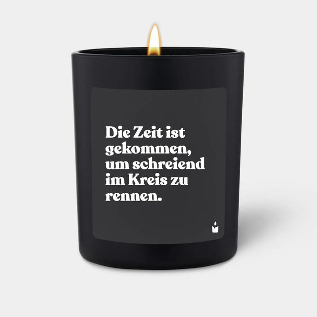 Duftkerze Schwarz Woody Die Zeit ist gekommen, um schreiend im Kreis zu rennen. von ChattyCandles