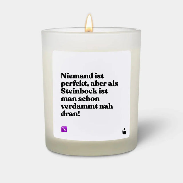 Duftkerze Weiss Woody Niemand ist perfekt, aber als Steinbock ist man schon verdammt nah dran! von ChattyCandles
