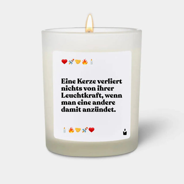 Duftkerze Weiss Woody Eine Kerze verliert nichts von ihrer Leuchtkraft, wenn man eine andere damit anzündet. von ChattyCandles