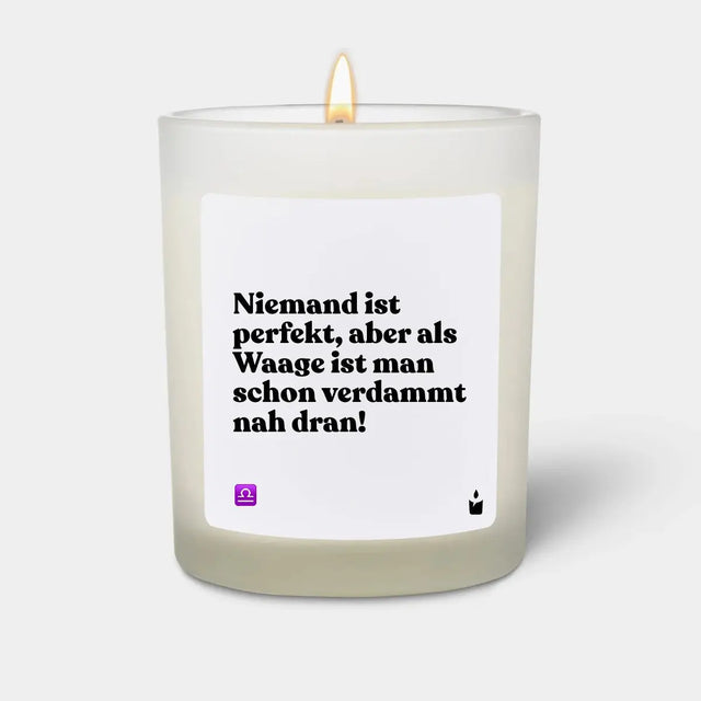 Duftkerze Weiss Woody Niemand ist perfekt, aber als Waage ist man schon verdammt nah dran! von ChattyCandles