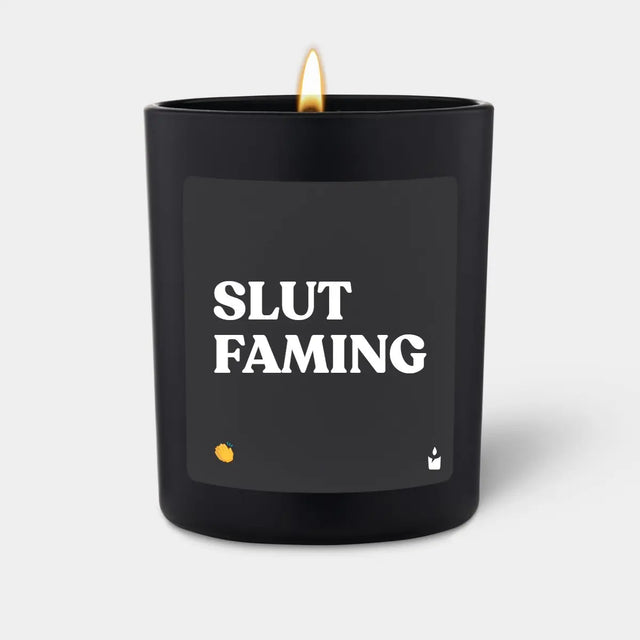 Duftkerze Schwarz Woody Slut faming von ChattyCandles