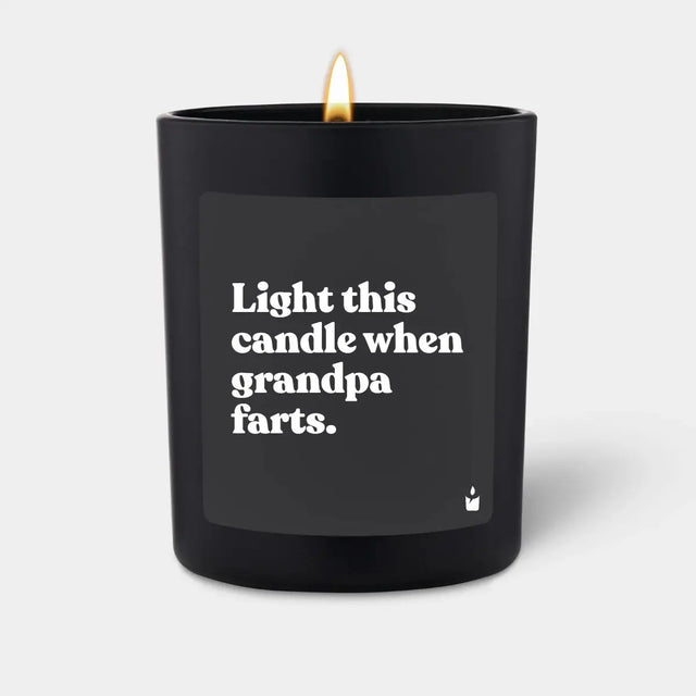 Duftkerze Schwarz Woody Light this candle when grandpa farts. von ChattyCandles
