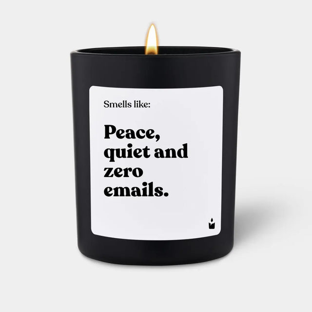 Duftkerze Schwarz Woody Smells like: Peace, quiet and zero emails. von ChattyCandles