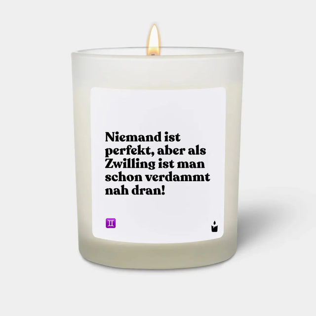 Duftkerze Weiss Woody Niemand ist perfekt, aber als Zwilling ist man schon verdammt nah dran! von ChattyCandles