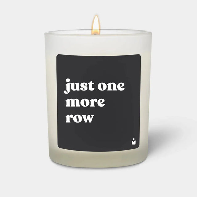 Duftkerze Weiss Woody just one more row von ChattyCandles