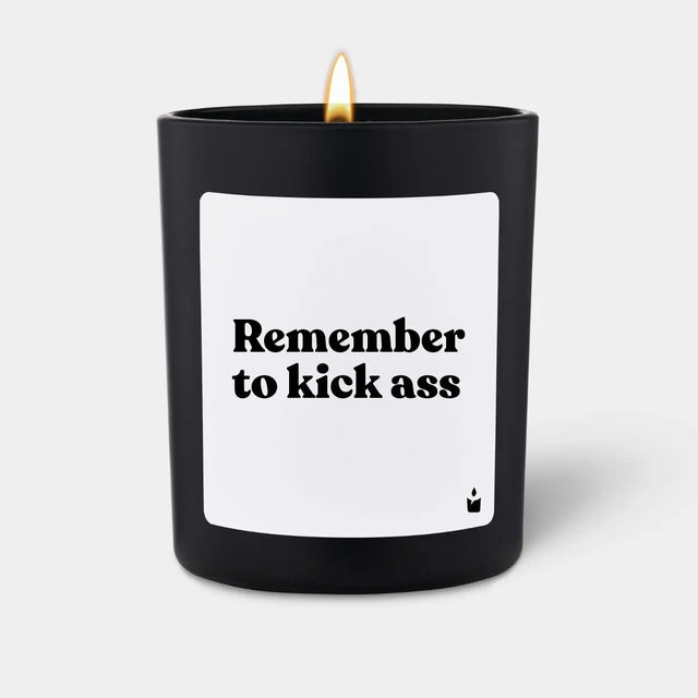 Duftkerze Schwarz Woody Remember to kick ass von ChattyCandles