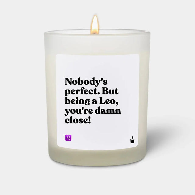 Duftkerze Weiss Woody Nobody's perfect. But being a Leo, you're damn close! von ChattyCandles
