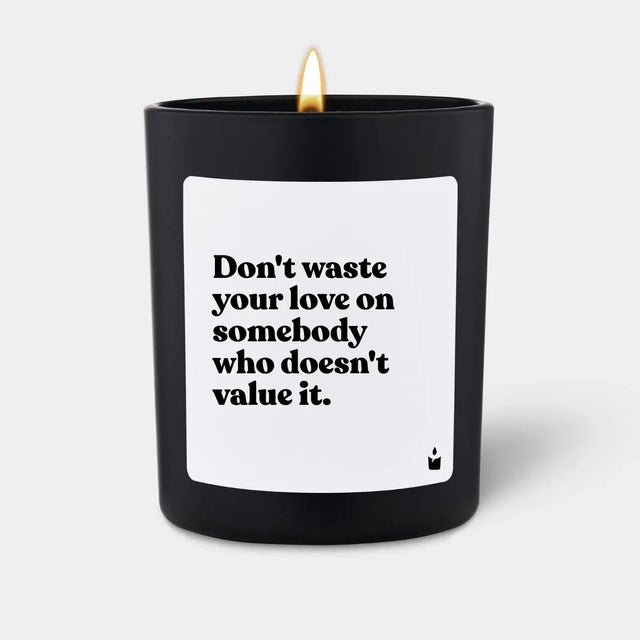 Duftkerze Schwarz Woody Don't waste your love on somebody who doesn't value it. von ChattyCandles