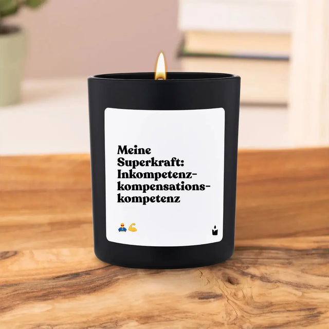 Duftkerze Schwarz Woody Meine Superkraft: Inkompetenz-kompensations-kompetenz von ChattyCandles