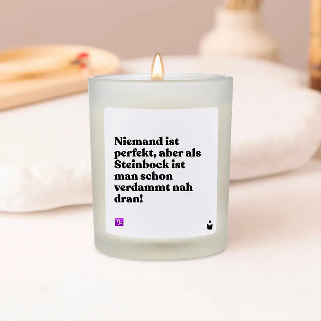 Duftkerze Weiss Woody Niemand ist perfekt, aber als Steinbock ist man schon verdammt nah dran! von ChattyCandles
