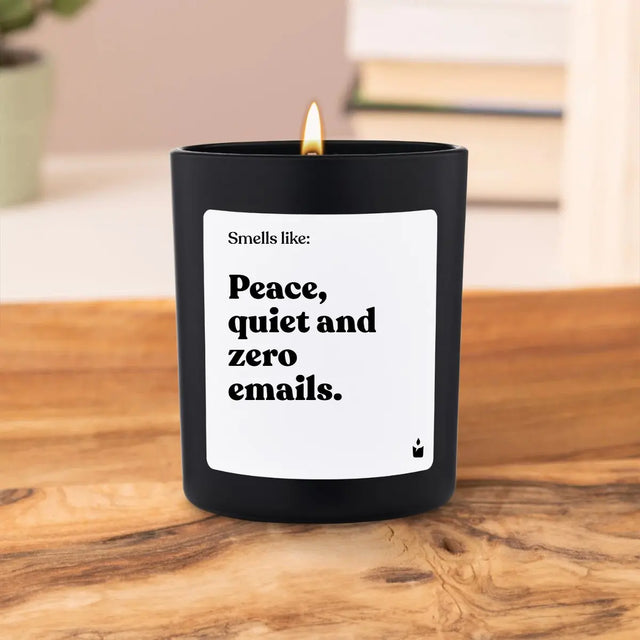 Duftkerze Schwarz Woody Smells like: Peace, quiet and zero emails. von ChattyCandles