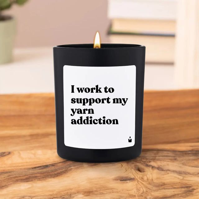 Duftkerze Schwarz Woody I work to support my yarn addiction von ChattyCandles